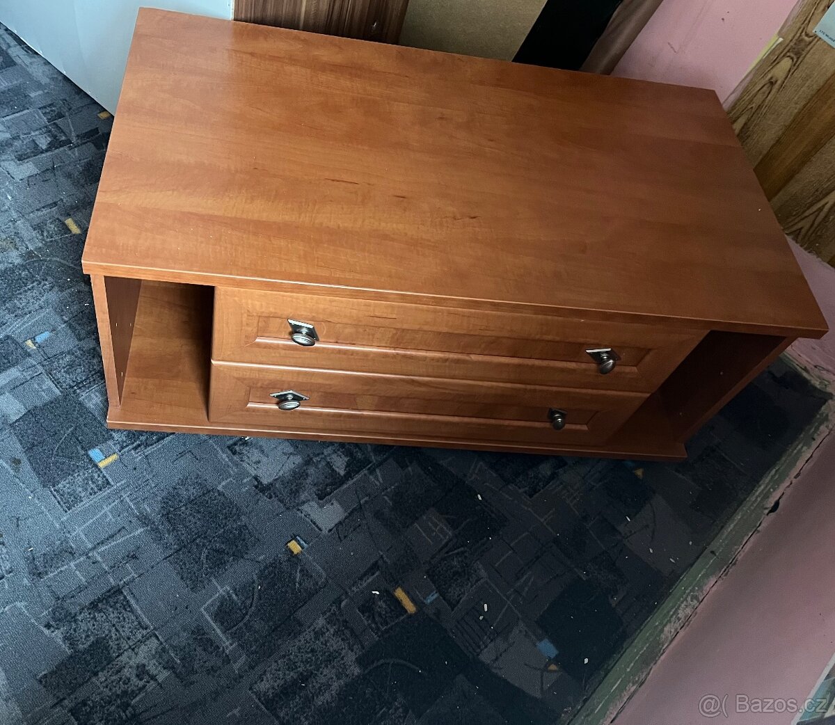 Zachovala komoda viz foto šířka 90 cm vyška 40 cm