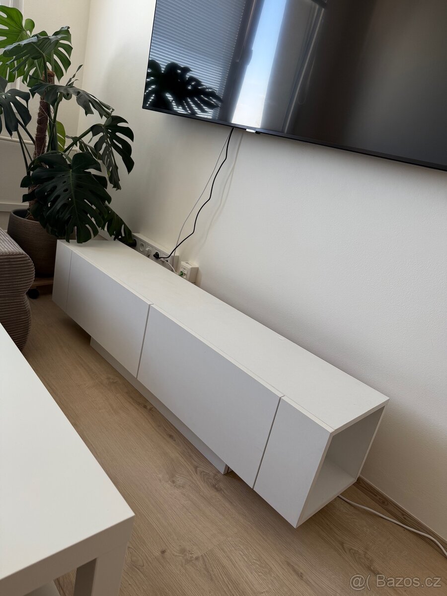 Stolek pod TV