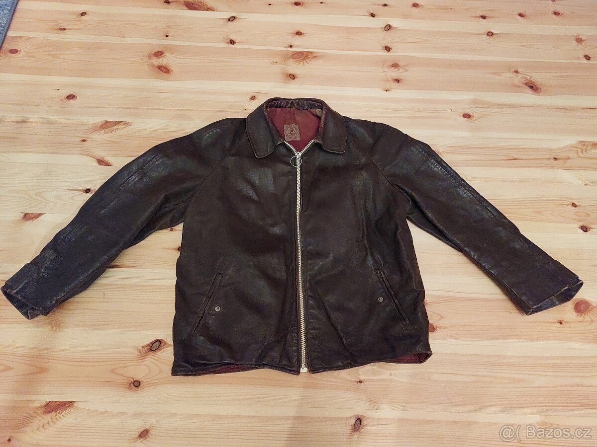 Stará kožená bunda na motoveterána.
