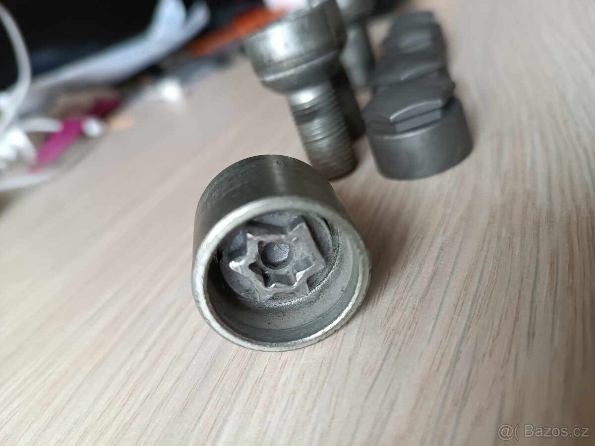 Originál bezpečnostní šrouby Škoda.