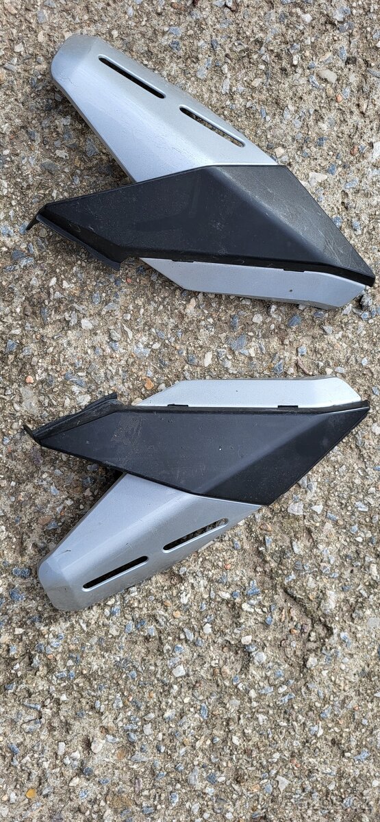 Plasty a lešení držáku SPZ CBR 600RR 2004