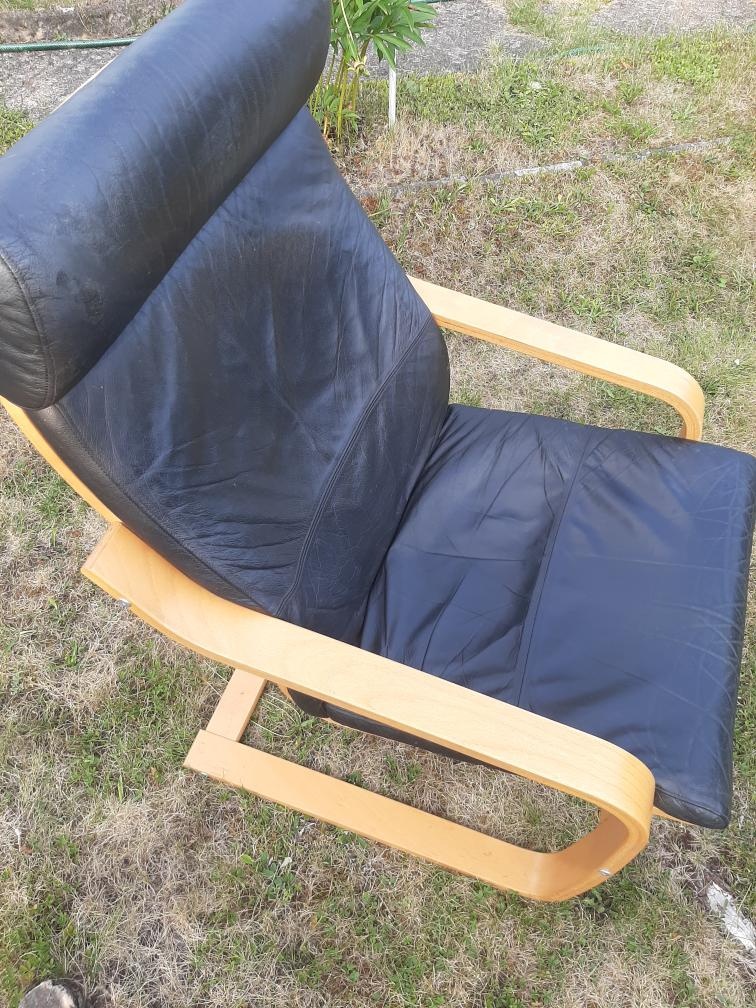 IKEA černé kožené křeslo POÄNG světle hnědý rám