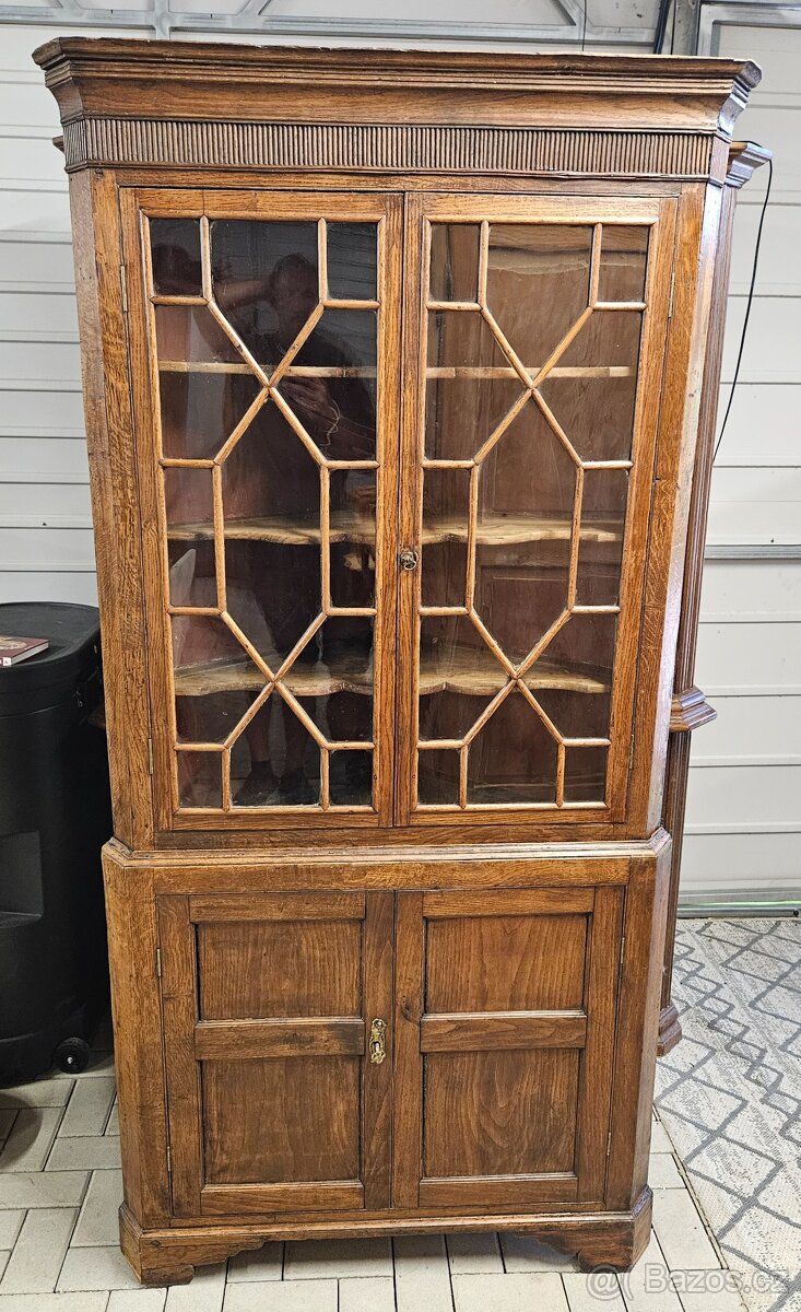 Rohová vitrína masiv