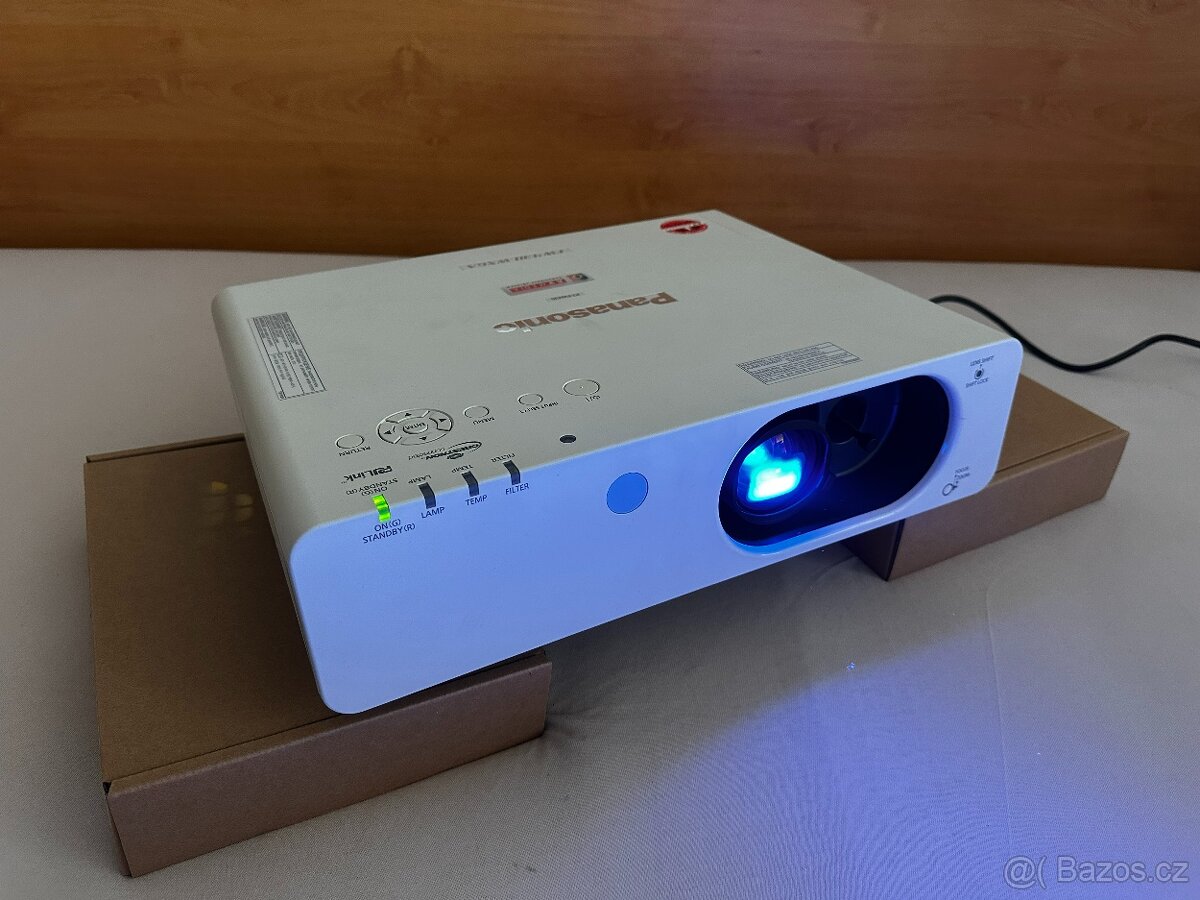Projektor Panasonic PT-FW430E – plně funkční + příslušenství