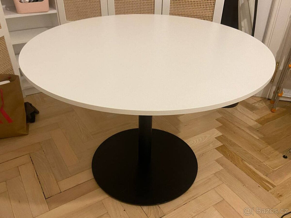 Kulatý jídelní stůl