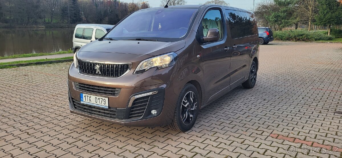 Peugeot Traveller obytný 8 míst