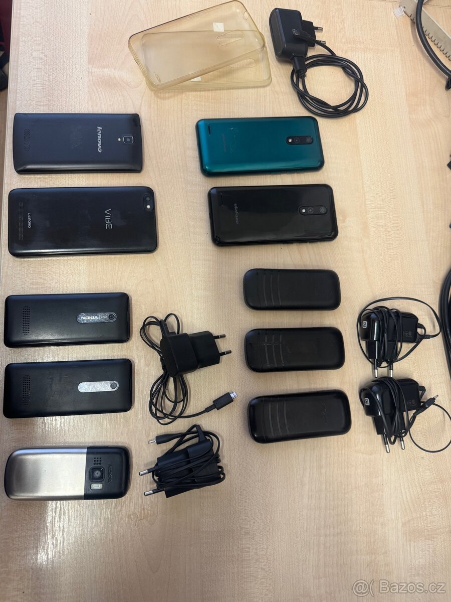 Mix mobilních telefonů (funkční / nefunkční / tlačítkové)