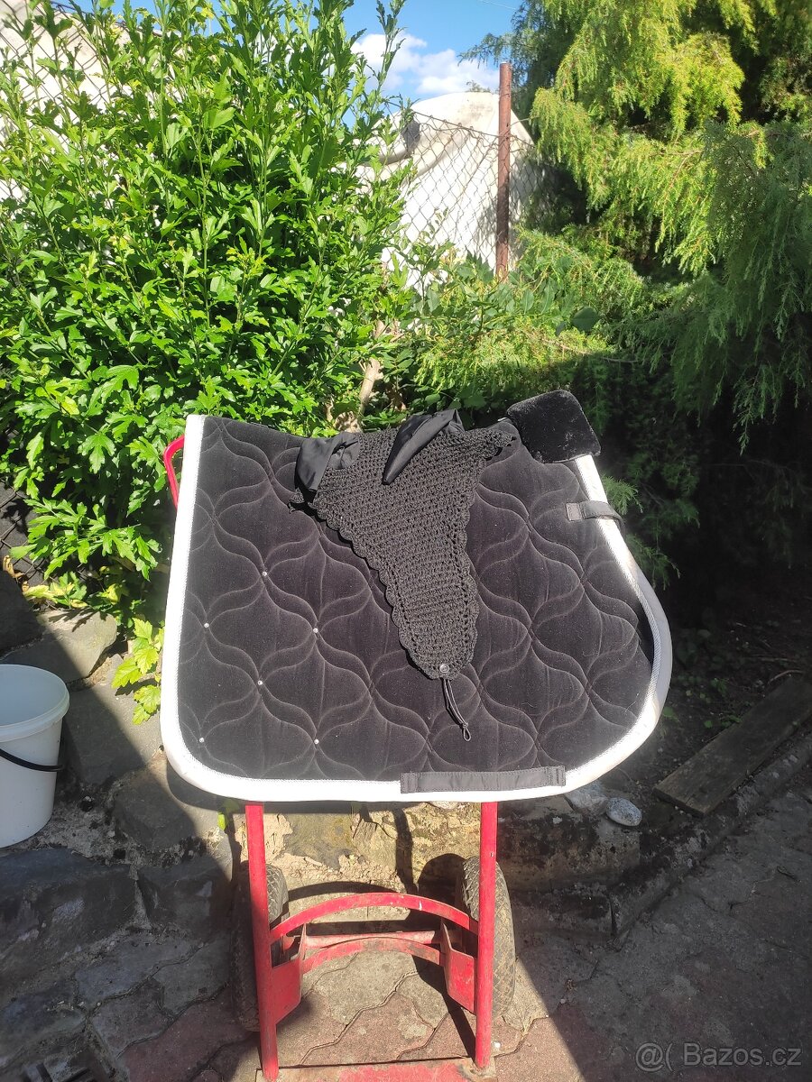 Černá sametová dečka a čabraka Eskadron