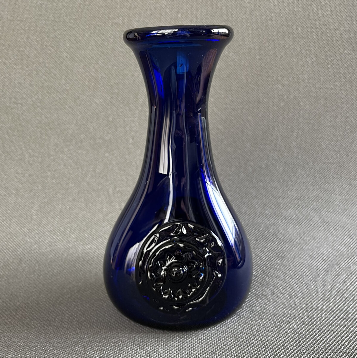 Váza s nálepy 20 cm, kobaltové sklo, ruční výroba