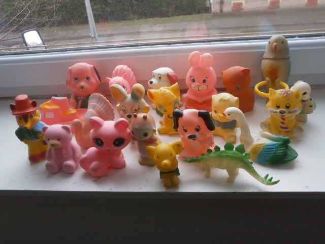 STARÉ GUMOVÉ PÍSKACI HRAČKY