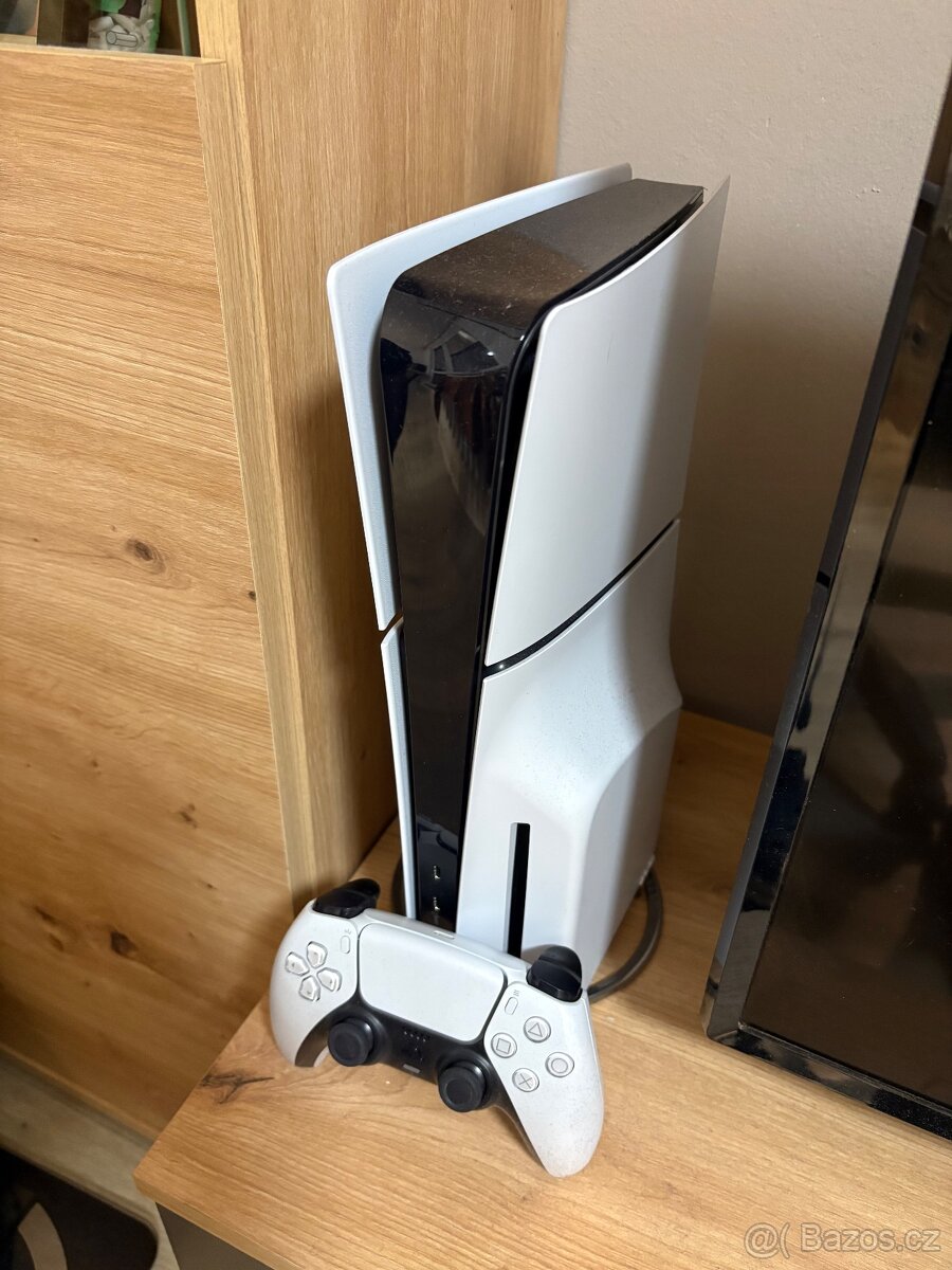 PlayStation 5 Slim s mechanikou