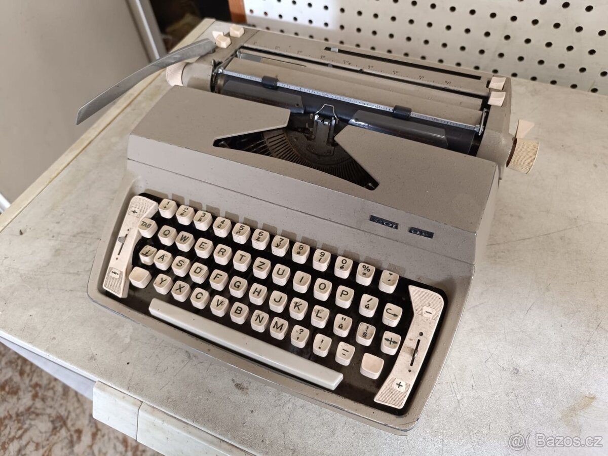Psací stroj CONSUL