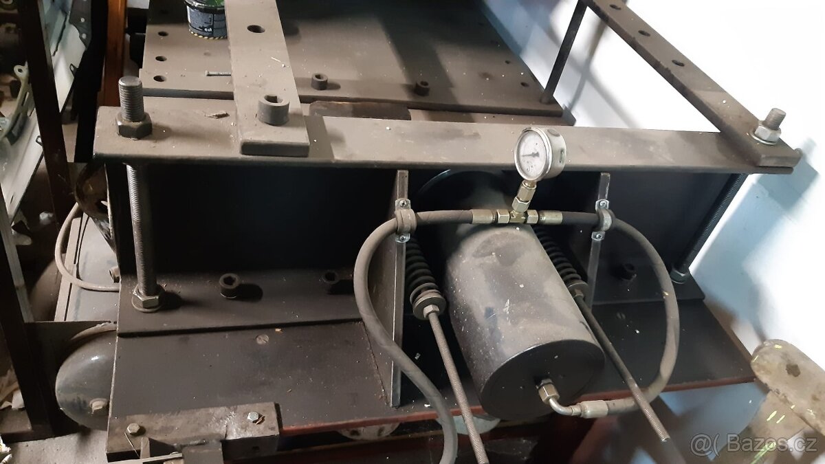 Ležatý hydraulický lis