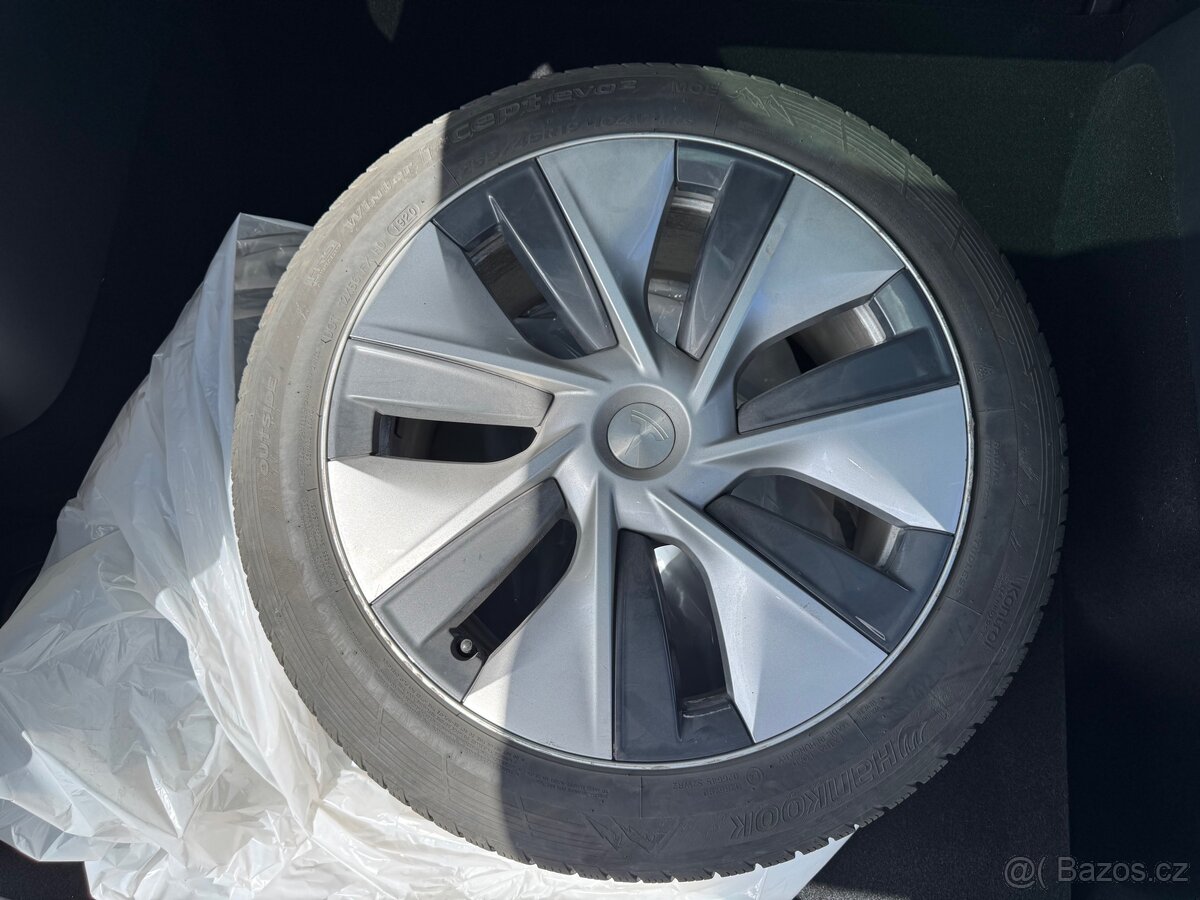 Sada 19″ kol Gemini a zimních pneumatik - Tesla Y