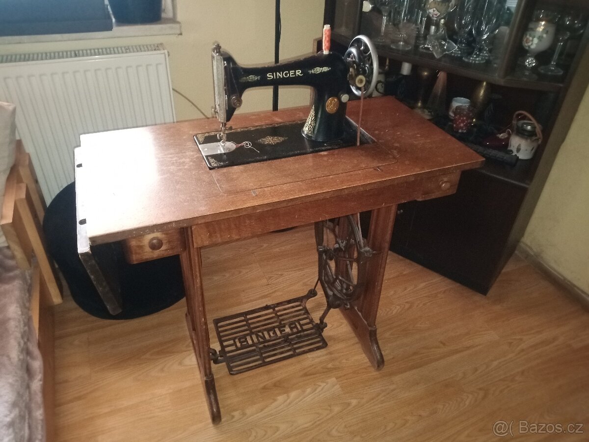 Starožitný šicí stroj Singer