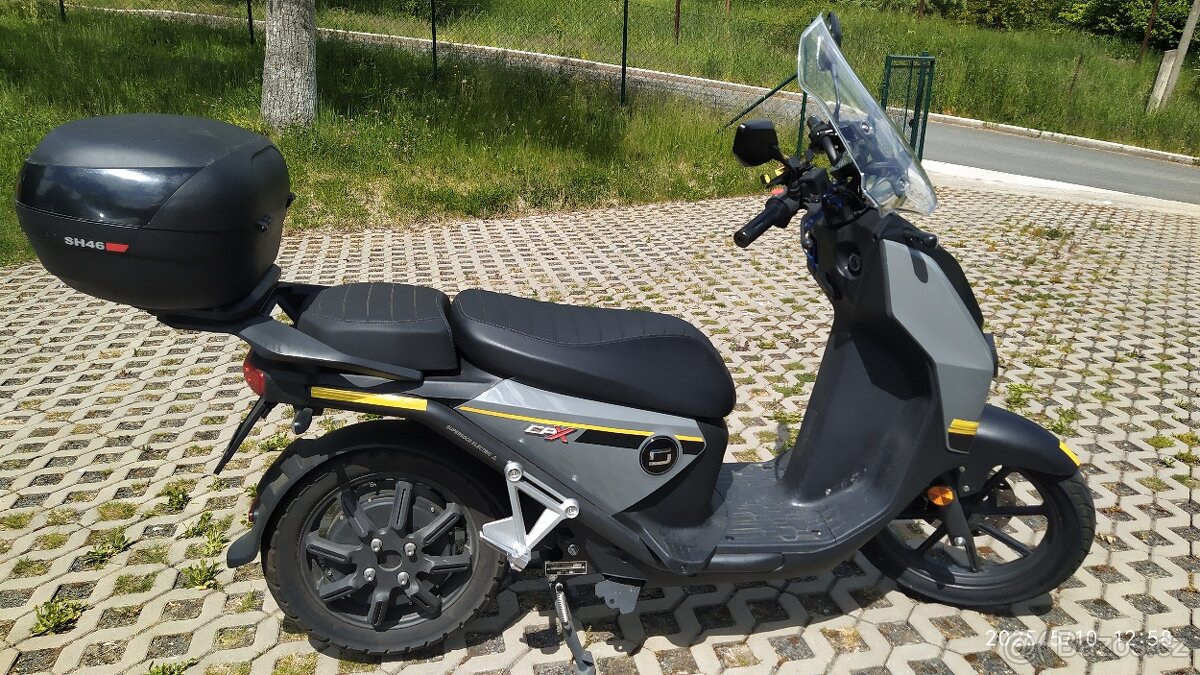 elektrický skútr Super Soco CPX (max. 90 km/h)