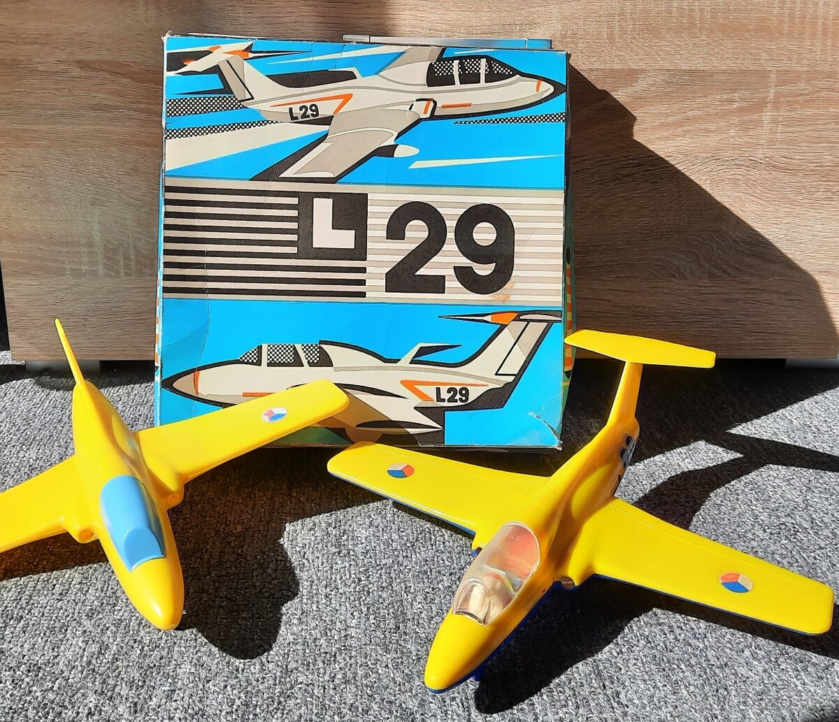 Letadla DELFÍN L 29 a krabice
