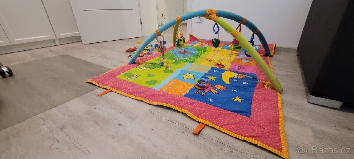 Dětská deka s hrazdou Taf Toys 100x150 cm+hračky