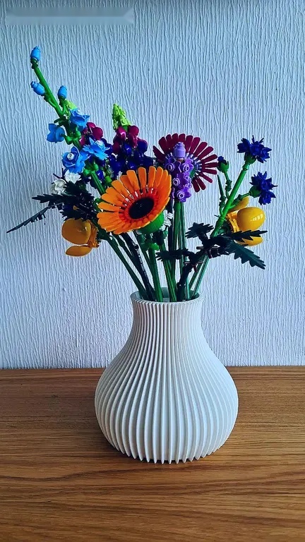 Elegantní dekorativní váza s jemným žebrováním