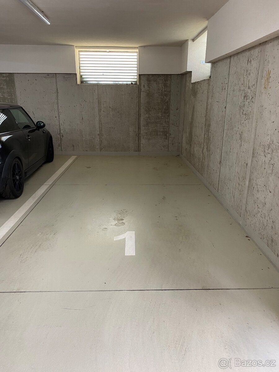 Prodej garážového / parkovacího stání, Praha 5