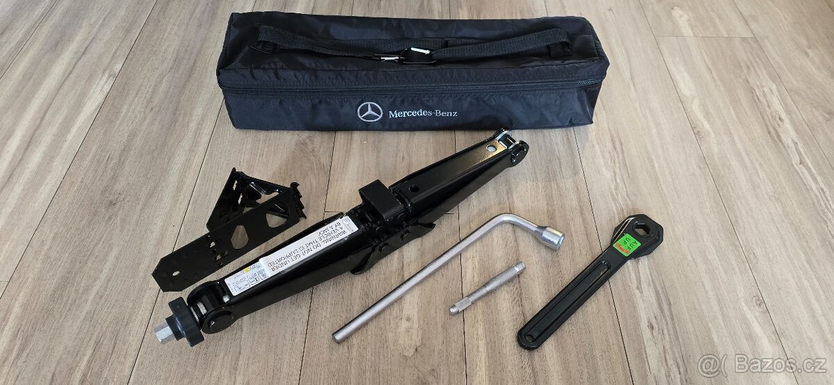 Hever s nářadím Mercedes-Benz 2023