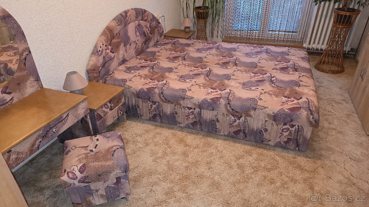 Dvoulůžková postel, noční stolky, toaletní stolek, taburet