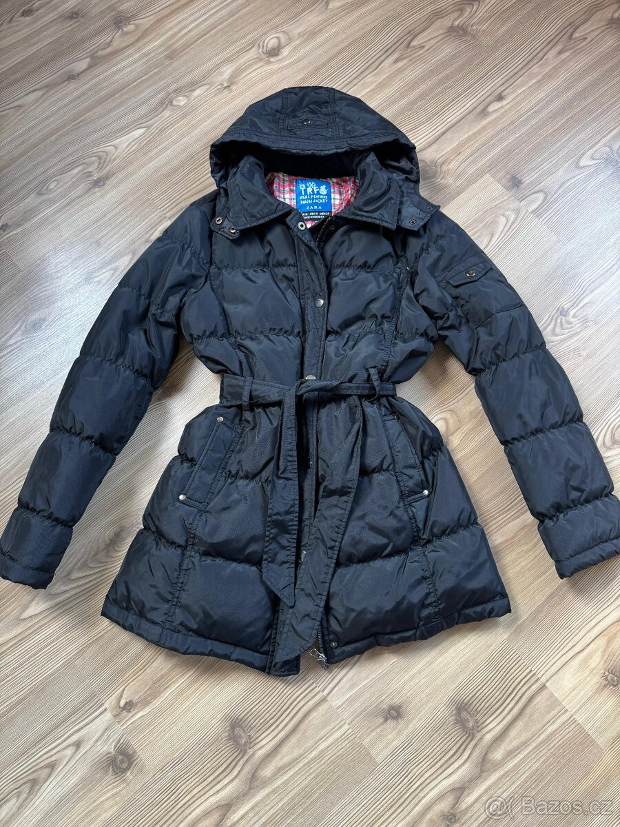 KRÁSNÝ DÁMSKÝ PÉŘOVÝ KABÁT zn. ZARA vel. M