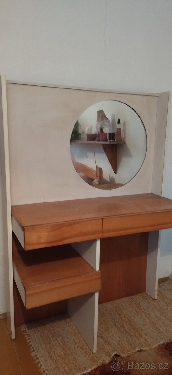 toaletní stolek se zrcadlem