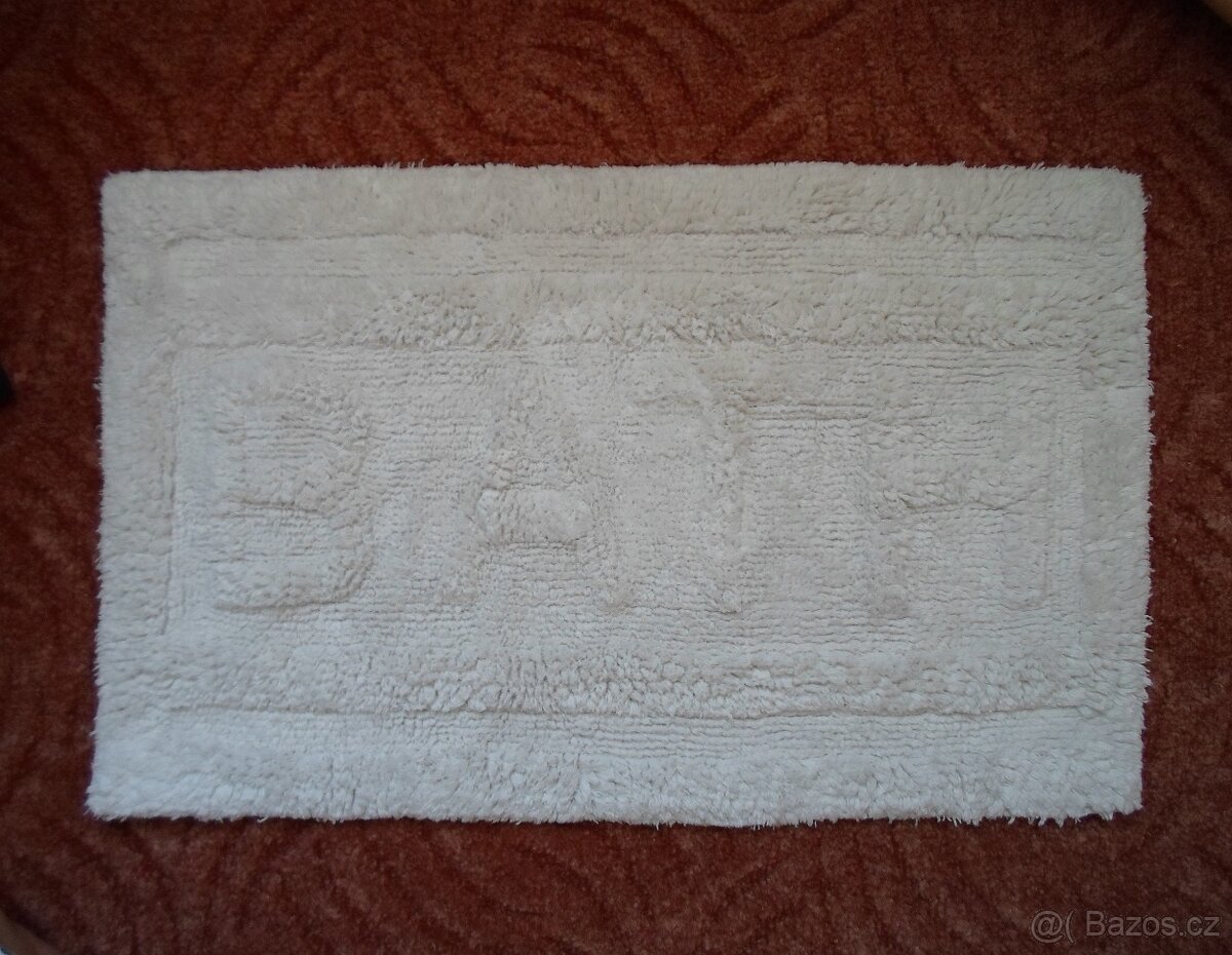 Bílá koupelnová předložka