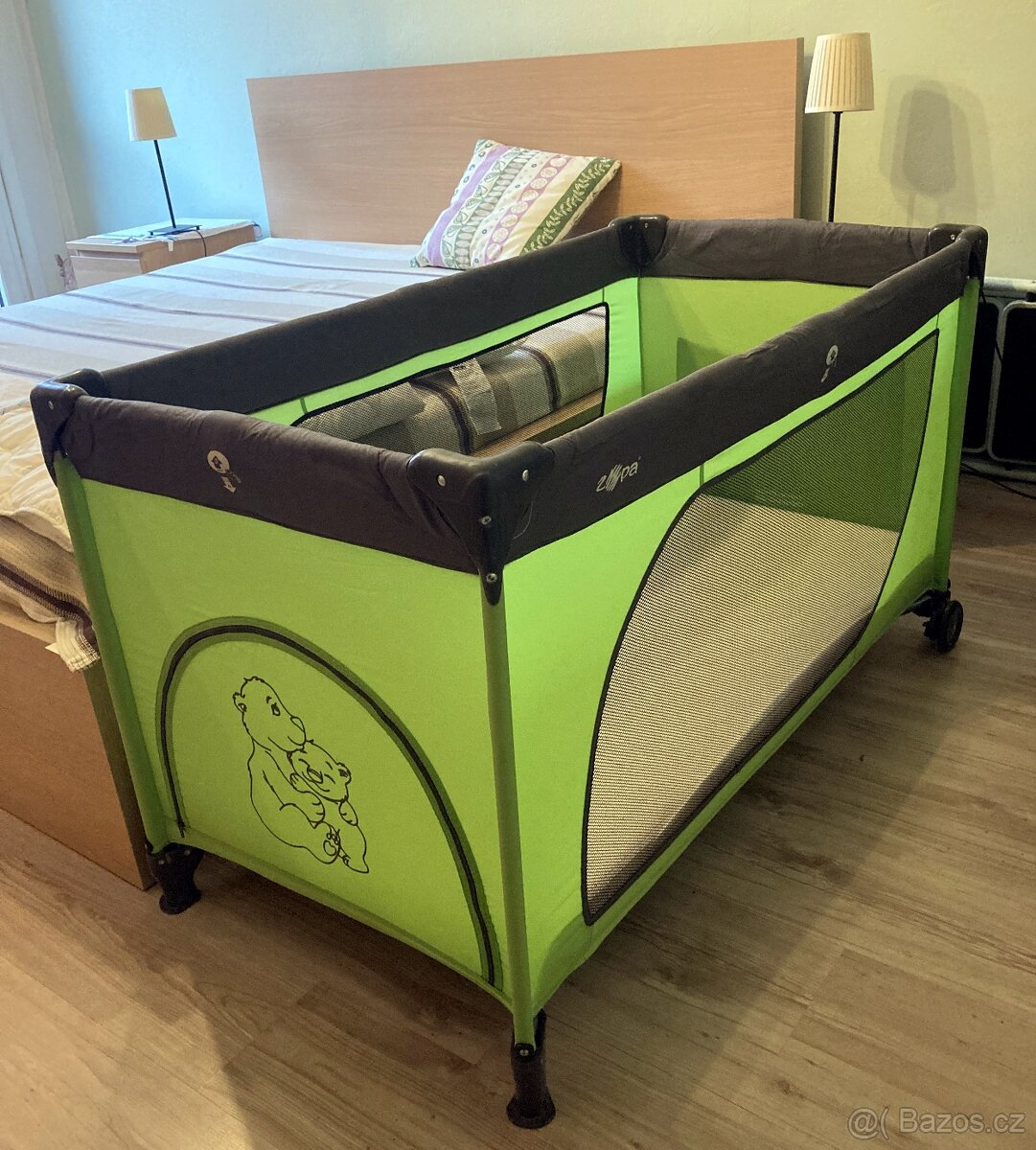 Skládací postýlka s vybavením