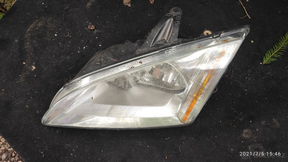 Ford Focus II levé přední světlo