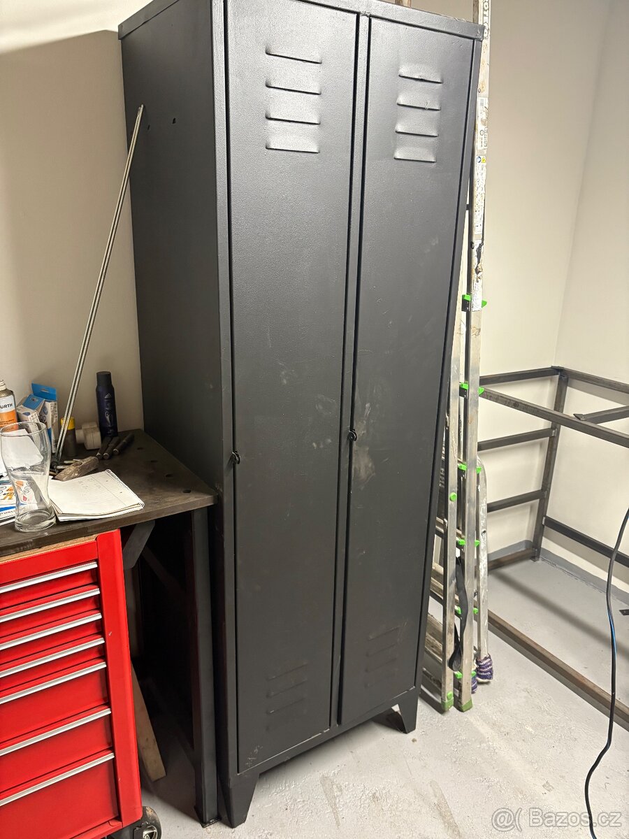 Plechová šatní dílenská skříň