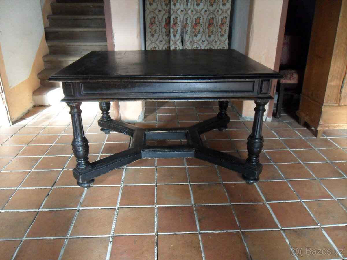 Starý stůl, renesanční, velký.