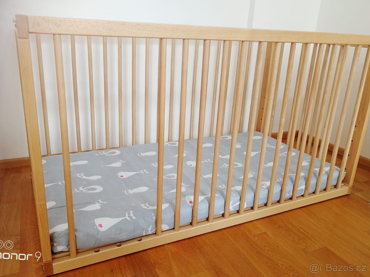 Dětská postýlka (možno na kolečkách) s matrací a mantinelem