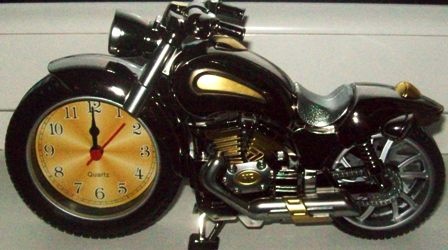 Replika motorky s hodinami