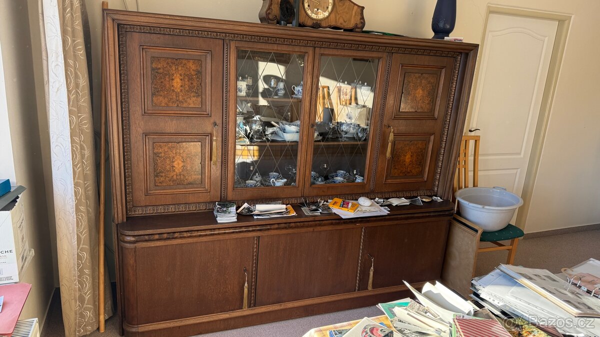 Sekretářk starožitný massiv