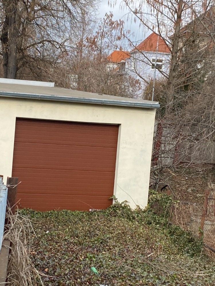Sekční garážová vrata Lomax