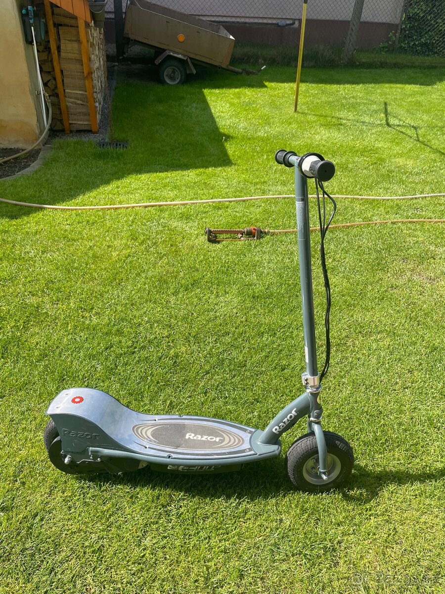 Elektrická koloběžka Razor e300s