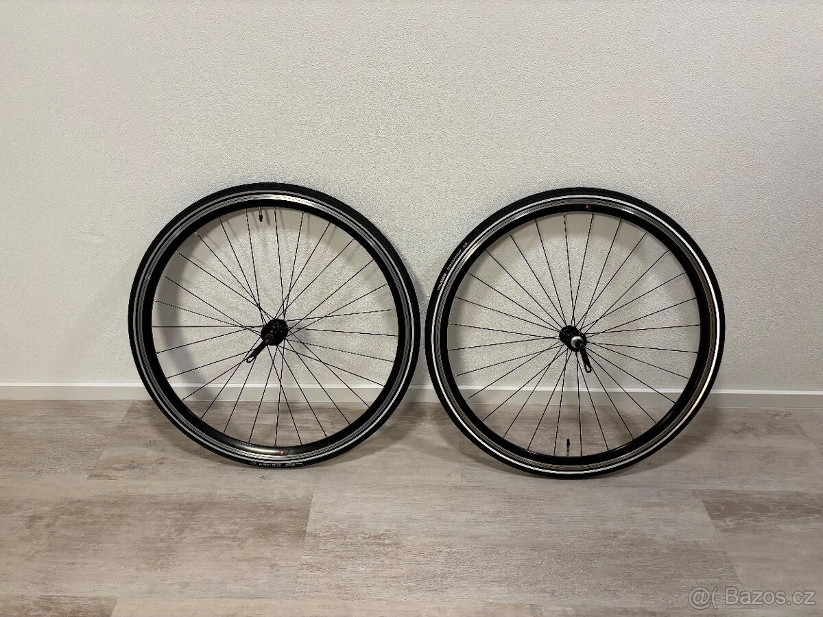 Zapletená kola Decathlon Triban 500 s plášti