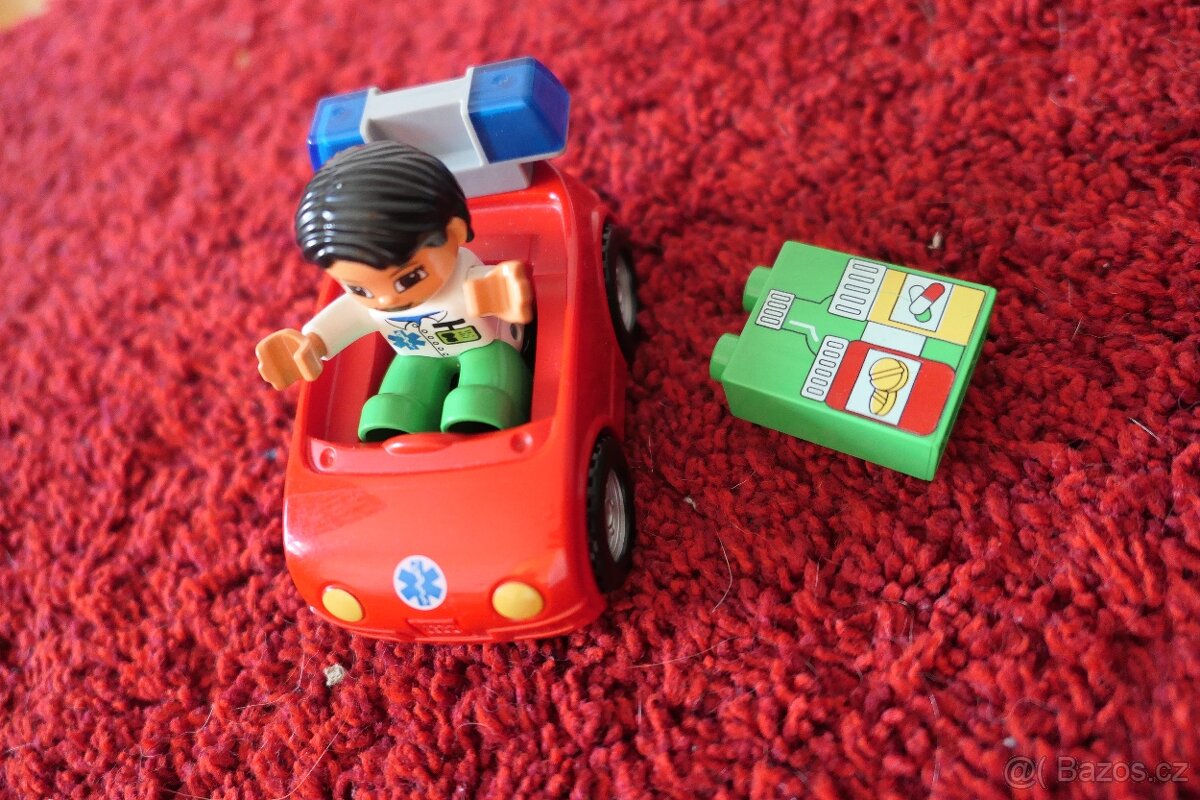 Duplo lékařka s autem (doktorka, pohotovost)