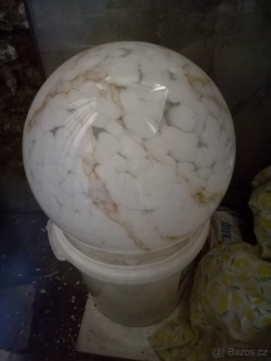 skleněné stínidlo na lampu ne poškozené velké super stavu.