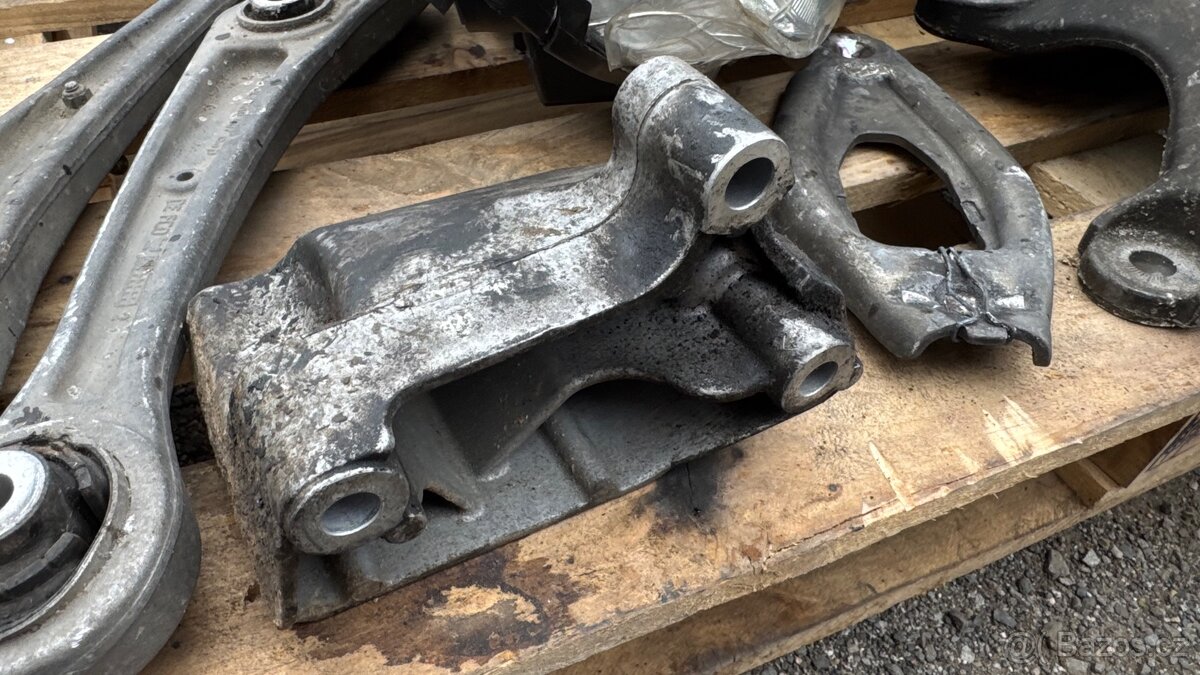 Držák převodovky Audi A4 B8
