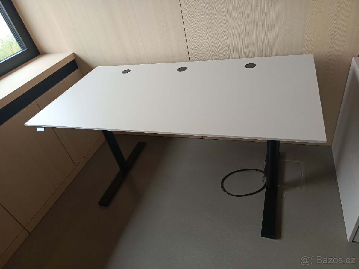 NOVÝ elektricky polohovatelný stoly Linak 4 kusy 5000 kus.