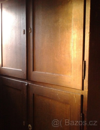 Starožitný sekretář.