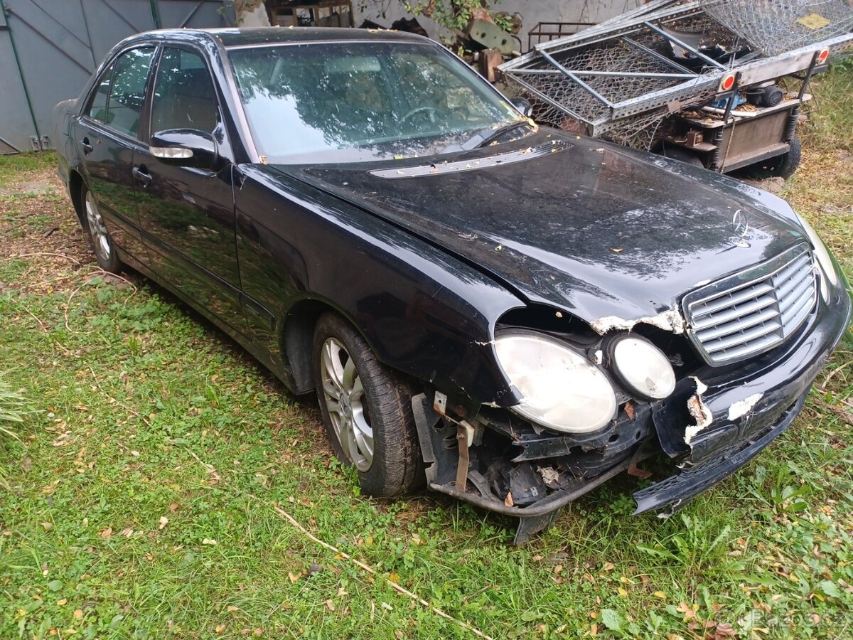 W211 poptavam dily Mercedes /nebo prodam jako celek já
