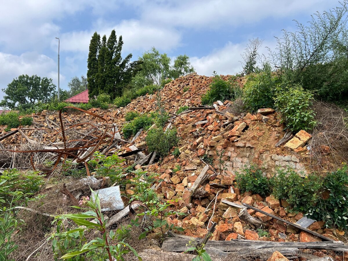 Stavební suť (cihly)