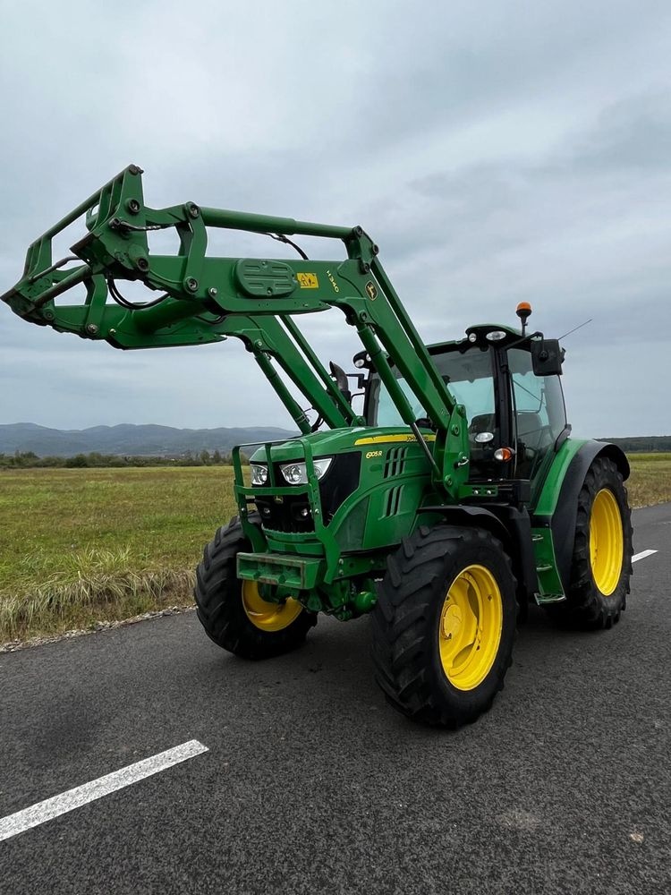 Traktor John Deere 6105 R s čelním nakladačem