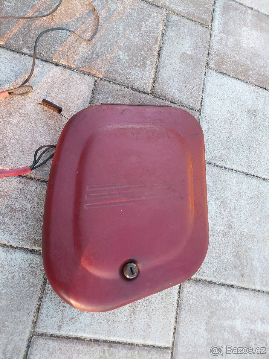 Jawa kyvacka, panelka - kastlik na naradi