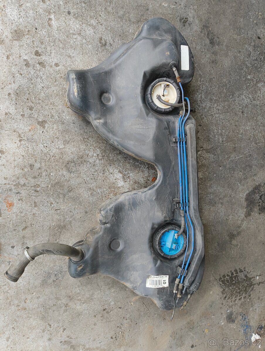BMW E36 benzínová nádrž