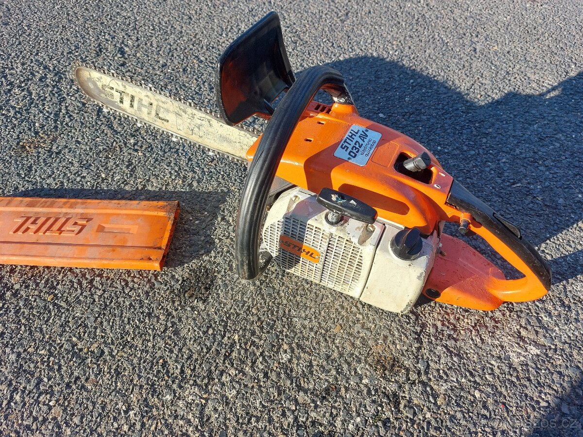 Stará motorová pila Stihl 032AV